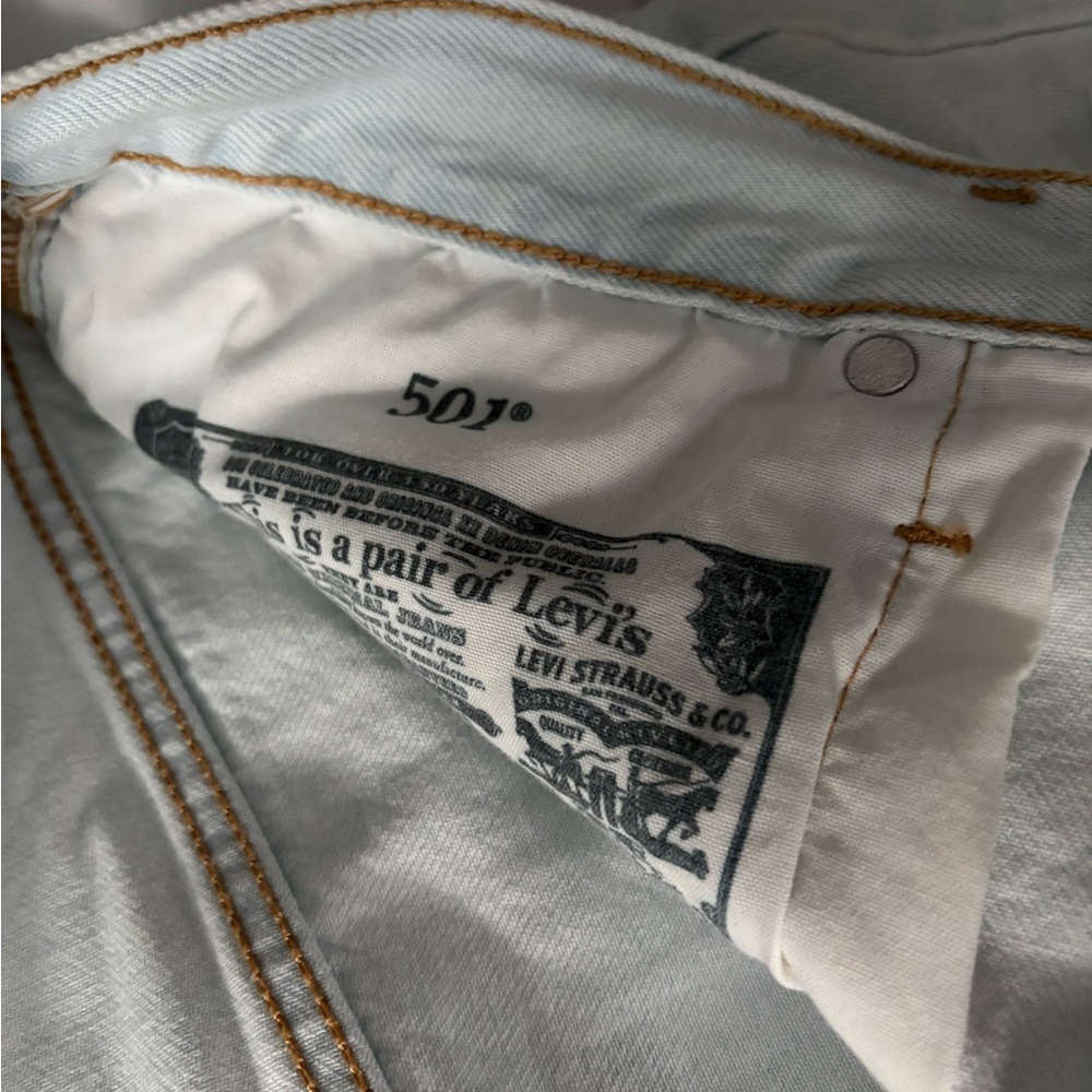 Levi's Classic Light Blue Denim Jeans - Picture 2 of 3